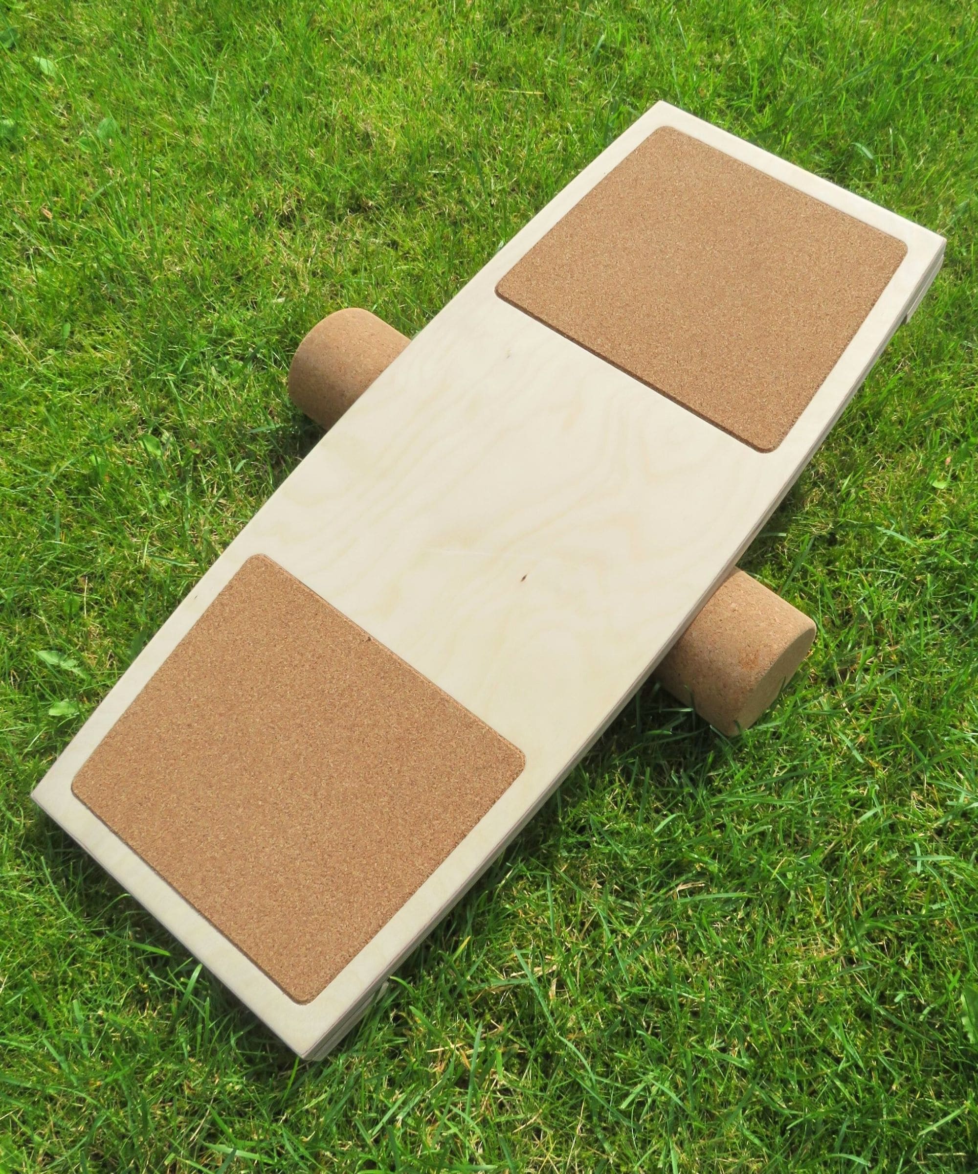 Balance Board mit Korkpads inklusive Korkrolle auf Rasen