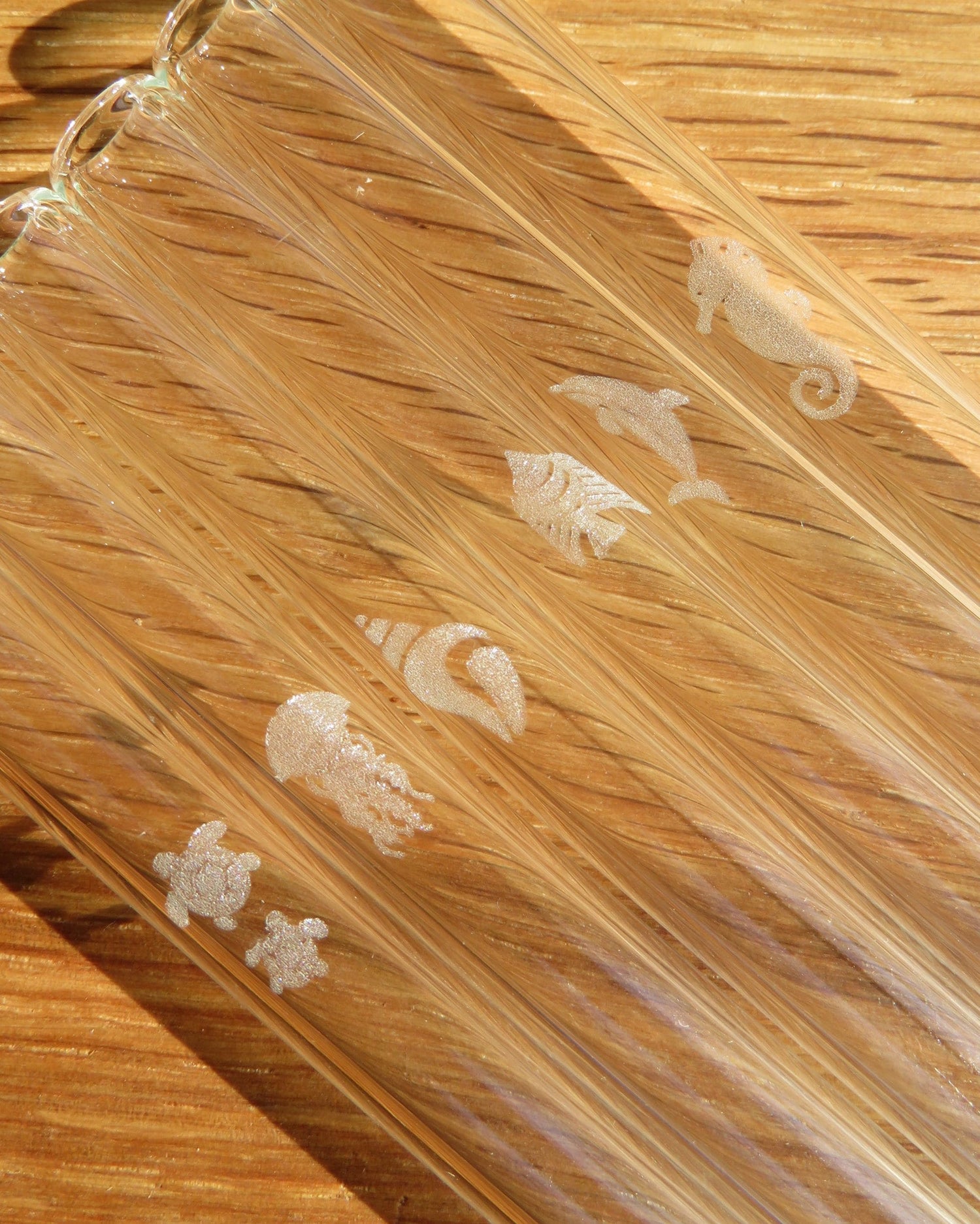Glasstrohhalme 6er Set mit Wassertiermotiven auf Holztisch