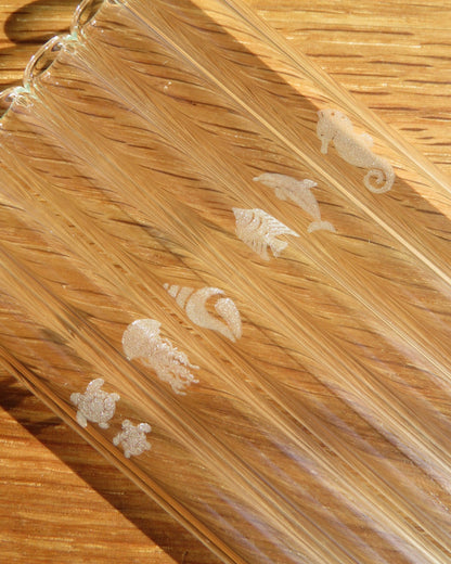 Glasstrohhalme 6er Set mit Wassertiermotiven auf Holztisch